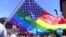 英语视频：在四年前美国做出里程碑式裁决后，人们加快了接受同性婚姻