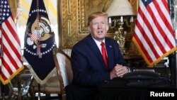 Predsednik Tramp u razgovoru sa medijima u svom odmaralištu Mar-a-Lago u Vest Palm Biču, na Floridi (Foto: Reuters/Leah Millis) 