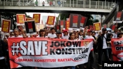 អ្នក​តវ៉ា​ជាច្រើន​អំពាវនាវ​ឲ្យ​លោក​ប្រធានាធិបតី​ឥណ្ឌូនេស៊ី​ Joko Widodo តែងតាំង​ឧត្តមសេនីយ៍​ Budi Gunawan ដែល​ត្រូវ​បាន​សង្ស័យ​ពី​អំពើ​ពុករលួយ​កាល​ពី​ខែ​មុន​ ឲ្យ​ធ្វើ​ជា​ស្នងការ​ប៉ូលីស​ជាតិ​កំឡុង​ពេល​ដើរ​ក្បួន​នៅ​ក្នុង​ទីក្រុង​ហ្សាការតា (Jakarta) កាលពី​ថ្ងៃទី១១ ខែកុម្ភៈ ឆ្នាំ២០១៥។