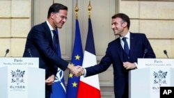 مارک روته، دبیرکل ناتو، و امانوئل مکرون، رئیس‌جمهوری فرانسه، در پاریس