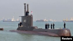Personel TNI AL terlihat berada di kapal selam KRI Nanggala 402 saat tiba di Surabaya, Jawa Timur, 6 Februari 2012. (Foto: M Risyal Hidayat/Antara via REUTERS)
