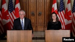 렉스 틸러슨 국무장관(왼쪽)이 19일 캐나다 오타와에서 크리스티아 프릴랜드 캐나다 외교장관과 공동 기자회견을 갖고 있다. 