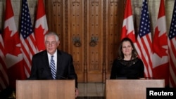 Menlu AS Rex Tillerson dan Menlu Kanada Chrystia Freeland dalam konferensi pers di Parliament Hill di Ottawa, Ontario, 19 Desember 2017.