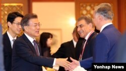 문재인 한국 대통령이 27일 청와대에서 열린 유라시아 국회의장 회의 대표단 초청 오찬에서 각국 의장들과 인사하고 있다.