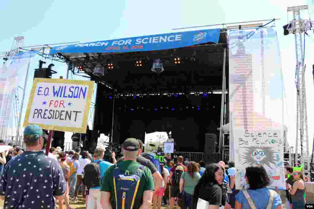 ក្រុម​អ្នក​តវ៉ា​ស្ដាប់​សុន្ទរកថា​ស្ដី​ពី​សារៈសំខាន់​នៃ​ការ​ផ្សព្វផ្សាយ​ពី​វិទ្យាសាស្ត្រ។ (ចាប ចិត្រា/VOA)