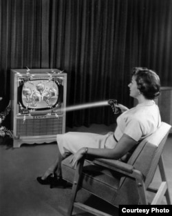 The Flashmatic’s flashlight-type beams were aimed at particular points on a receiver that electronically instructed the TV set to turn on and off, go silent, or change channels.