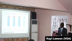Hervé Akinocho, directeur exécutif du CROP, présente les résultats du sondage à Lomé, le 22 avril 2018. (VOA/Kayi Lawson)