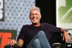 유명한 요리사이자 방송 진행자인 앤서니 보데인 씨.