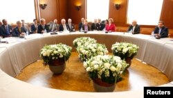 European Union foreign policy chief Catherine Ashton (3R) poses with Iranian Foreign Minister Mohammad Javad Zarif (2R) and U.S. Under Secretary of State for Political Affairs Wendy Sherman (2L) at the start of two days of closed-door nuclear talks, Gene