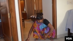 Maid Komal Devi ingin membuka rekening di bank untuk menabung. (VOA/Anjana Pasricha)