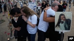 资料照片: 2024年10月7日人们来到以色列南部基布兹雷姆附近新星音乐节的现场，一年前数百名狂欢者被哈马斯杀害和绑架，并被带到加沙。