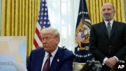 ২০২৫ সালের ১৩ ফেব্রুয়ারি ওভাল অফিসে প্রেসিডেন্ট ডনাল্ড ট্রাম্প নির্বাহী আদেশে স্বাক্ষর করেন। বাণিজ্যমন্ত্রী হিসেবে ট্রাম্পের পছন্দের ব্যক্তি হাওয়ার্ড লুটনিক পাশে দাঁড়িয়ে আছেন।