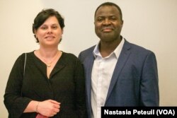 Alain Tamdem, un Franco-Camerounais et son épouse à l'ambassade de France, le 24 avril 2018. (VOA/Nastasia Peteuil)