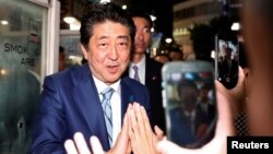 日本首相安倍晋三在东京出席一场竞选活动后向支持者致意。（2017年10月20日）