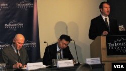 Jeymstaun jamg'armasidan Glen Xovard, Qozog'iston elchisi Qayrat Umarov, professor Fred Starr.