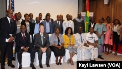 Lors du lancement du projet EAWA avec David Gilmour, ambassadeur des Etats-Unis à Lomé, Togo, le 24 mai 2018. (VOA/Kayi Lawson)