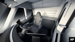 Tesla says its new Tesla Semi vehicle can travel 800 kilometers on a single electric charge, even while carrying a full load of 36,000 kilograms. (Tesla)