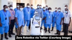 Les agents de la santé rwandais avec l'un des robots à Kigali, en mai 2020. (Photo: Courtesy/Zora Robotics via Twitter)
