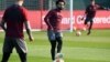 Le milieu de terrain égyptien de Liverpool, Mohamed Salah (C), participe à une séance d'entraînement en équipe à Melwood à Liverpool, dans le nord-ouest de l'Angleterre, le 8 avril 2019.