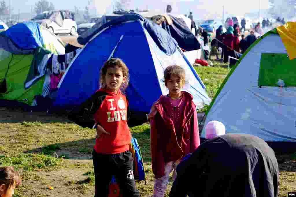 Children at Idomeni refugee camp on the Greece-Macedonia border, March 8, 2016. (Jamie Dettmer for VOA)
