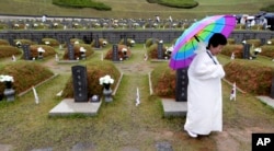 人们在政府镇压地点举行仪式，纪念光州事件死难者