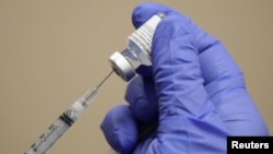 រូបឯកសារ៖ បុគ្គលិក​ថែទាំ​សុខភាព​ម្នាក់ កាន់​ម្ជុល​ចាក់​វ៉ាក់សាំង​បង្ការ​ជំងឺ​កូវីដ១៩ នៅ​ឯ​មន្ទីរពេទ្យ Dignity Health Glendale Memorial ក្នុង​ក្រុង Glendale រដ្ឋ​កាលីហ្វ័រញ៉ា នៅ​ថ្ងៃទី១៧ ខែធ្នូ ឆ្នាំ២០២០។