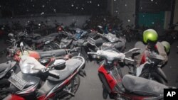 Abu vulkanik dari letusan Gunung Kelud menutupi sepeda-sepeda motor di Kediri, Jawa Timur (14/2). 