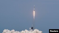 پرائیویٹ کمپنی اسپس ایکس کا انسان بردار راکٹ فالکن 9 فلوریڈا میں واقع ناسا کے خلائی اسٹشن سے دو خلابازوں کے ساتھ روانہ ہو رہا ہے۔ 30 مئی 2020