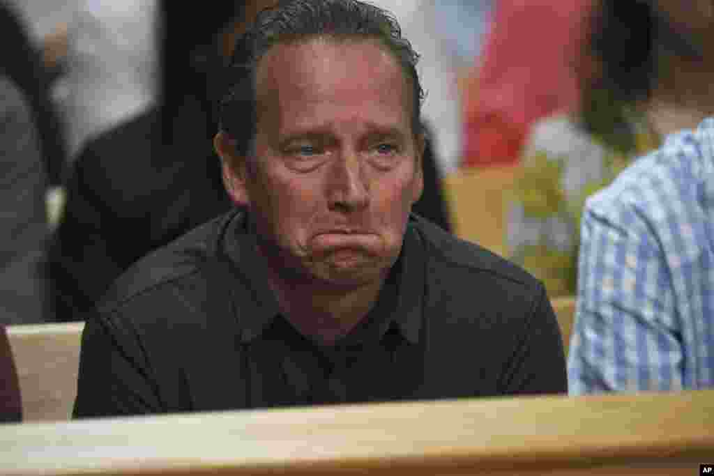 លោក Frank Rzucek ឪពុក​របស់ Shanann Watts កំពុង​អង្គុយ​ស្តាប់​សវនាការរបស់​ Christopher Watts នៅ​តុលាការ Weld County Courthouse ក្នុង​ទីក្រុង​ Greeley រដ្ឋ Colorado។ Watts ត្រូវ​ជាប់ចោទ​ពី​បទ​ធ្វើឃាត​សម្លាប់​ប្រពន្ធ​ដែល​កំពុង​មាន​ផ្ទៃពោះ​របស់​ខ្លួន Shanann។