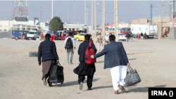 اخراج مهاجرین افغان اخیراً از ایران و پاکستان افزایش یافته و هردو کشور گفته است که آن‌ها مهاجرین فاقد اسناد قانونی را اخراج می‌کنند.