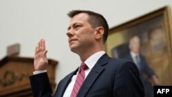 피터 스트럭 씨가 12일 하원 법사위원회와 정부개혁감독위원회가 공동으로 주관하는 청문회에 참석해 선서하고 있다.