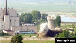 2008년 6월 27일 북한이 비핵화 의지를 과시하기 위해 영변 핵시설의 냉각탑을 폭파하는 장면.