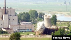 2008년 6월 27일 북한이 비핵화 의지를 과시하기 위해 영변 핵시설의 냉각탑을 폭파하는 장면.