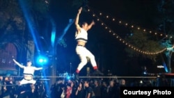 យុវជន សុខ ឌីណា​កំពុង​សម្តែង​ដោយ​ដើរ​នៅ​លើ​ខ្សែរ​នៅ​ក្នុង​ទីក្រុង Montreal ប្រទេស​កាណាដា​ កាលពី​ឆ្នាំ២០១៦។ (រូបថត៖សុខ ឌីណា)