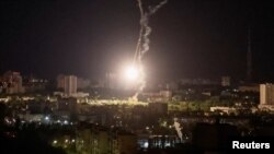 16일 새벽 우크라이나 수도 크이우(러시아명 키예프) 상공에서 미사일이 요격된 직후 폭발하고 있다. 