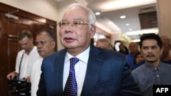 Mantan perdana menteri Malaysia Najib Razak tiba di Pengadilan Tinggi Kuala Lumpur untuk menjalani persidangan kasus tuduhan korupsi dana negara 1MDB di Kuala Lumput, 19 Agustus 2019. (Foto: AFP)