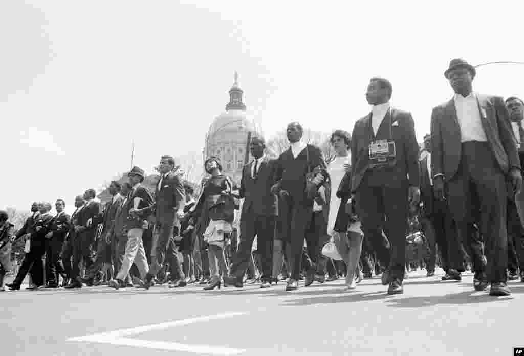 Le cortège funèbre de Martin Luther King passe devant le Capitole de Géorgie, à Atlanta, le 9 avril 1968.