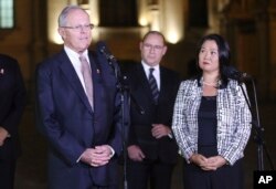 Peru's President Pedro Pablo Kuczynski, left,speaks as opposition leader and daughter of Peru's jailed former President Alberto Fujimori, Keiko Fujimori, right, looks on after their meeting at government palace in Lima, Peru, July, 11, 2017.