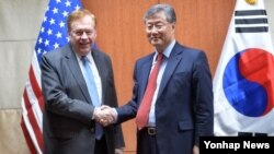 14일 한국 외교부 청사에서 열린 제2차 북한인권협의체 회의에서 미한 수석대표인 미국 로버트 킹 북한인권특사(왼쪽)와 김용현 한국 외교부 평화외교기획단장이 회의 시작에 앞서 악수하고 있다. 