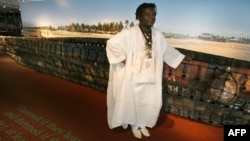 Romuald Hazoume, artiste du Bénin, devant son œuvre "Dream" (2007) exposée à la documenta, 15 juin 2007.