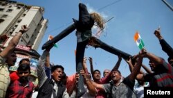 Ljudi spaljuju lutku koja predstavlja Pakistan tokom slavlja nakon što su indijske vlasti sapštile da su izvele vazdušni udar na kamp militanata na pakistanskoj teritoriji, u Ahmedabadu, Indija, 26. februara 2019.