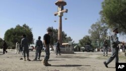 Polisi Afghanistan mengamankan lokasi di sekitar terjadinya bom bunuh diri di Khost, selatan Kabul, Afghanistan (1/10).