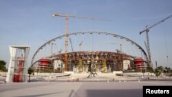 Une vue des travaux de construction au stade international Khalifa à Doha, au Qatar, 26 mars 2016.