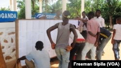 Des élèves du Lycée B Boganda de Bangui cherchent leurs noms sur les listes, en Centrafrique, le 2 octobre 2017. (VOA/Freeman Sipila)