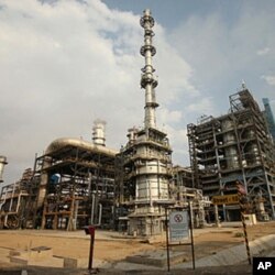 Kilang minyak Guru Gobind Singh dekat Bhatinda di negara bagian Punjab, India utara, 27 April 2012. (Foto: AP)