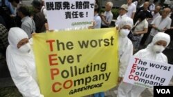 Salah satu aksi protes kelompok Greenpeace di Tokyo, memrotes perusahaan Tokyo Electric Power Co.(TEPCO), pengelola PLTN Fukushima di Jepang (foto: dok). Pemerintah Indonesia telah menyatakan akan mengusir Greenpeace dari Indonesia.