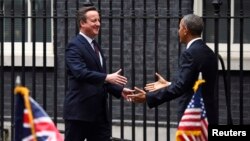 ប្រធានាធិបតី​អាមេរិក លោក​ បារ៉ាក់ អូបាម៉ា ត្រូវ​បាន​ស្វាគមន៍​ដោយ​នាយក​រដ្ឋ​មន្ត្រី​អង់គ្លេស​ លោក​ David Cameron (ឆ្វេង) នៅ​​ទីក្រុង​ឡុងដ៍ កាល​ពីថ្ងៃទី២២ ខែមេសា ឆ្នាំ២០១៦។