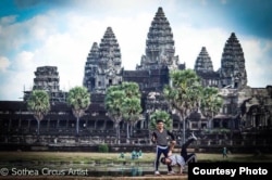 យុវជន សុខ ឌីណា​ និង ណែម សុផា ដែល​ជា​សិល្បករ​សៀក​កំពុង​បង្ហាញ​សិល្បៈ​សៀក​របស់​ខ្លួន​នៅ​អង្គរវត្ត។ (រូបថត៖ ណែម សុធា)