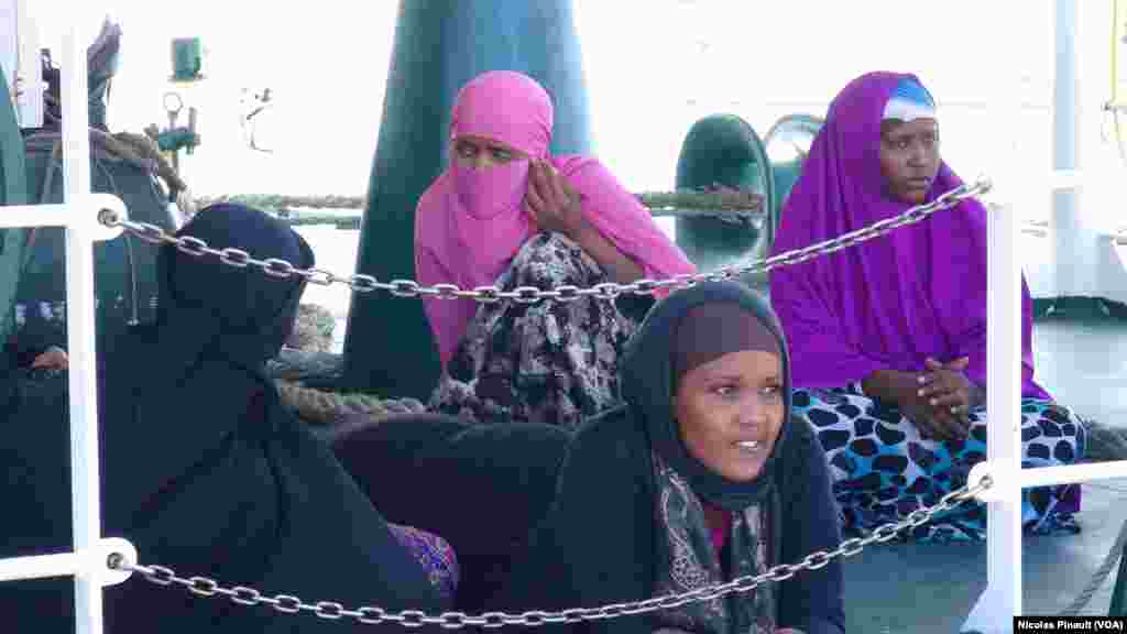 Des Somaliennes attendent de débarquer du navire espagnol qui les a sauvées en mer Méditerranée, Pozzallo, Sicile, 7 octobre 2015 (Nicolas Pinault/VOA). &nbsp;