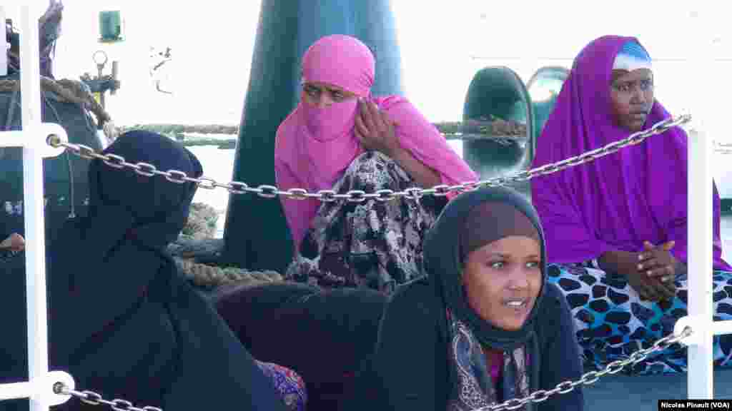 &#39;Yan Gudun Hijira Na Jiran A Sauke Su Daga Jirgin Ruwa, Oktoba 8, 2015.